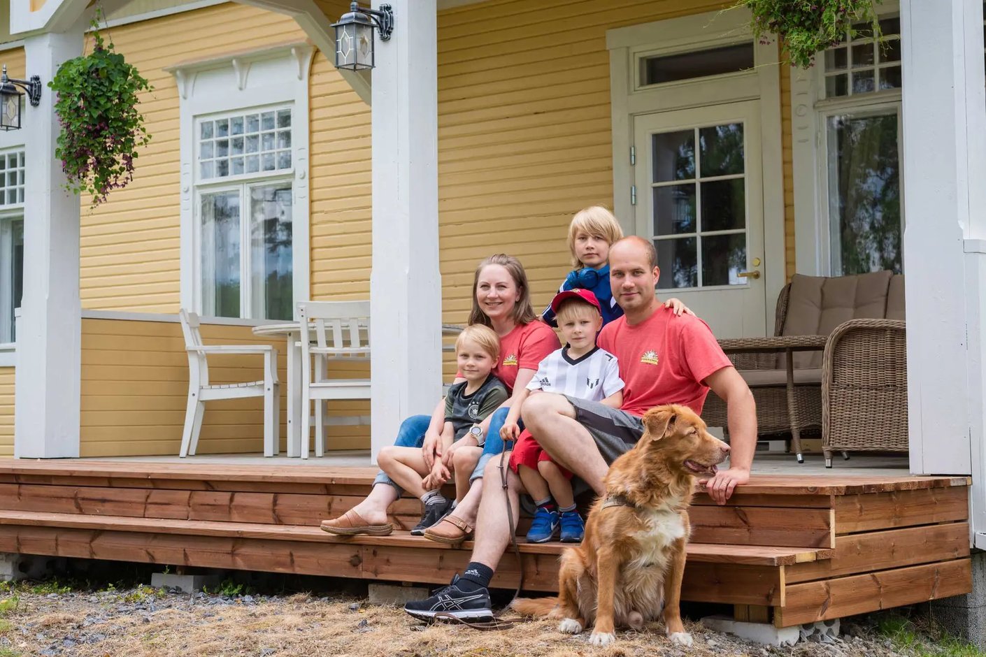 Kariniemen kotitila Jartun tila perhe kuistilla