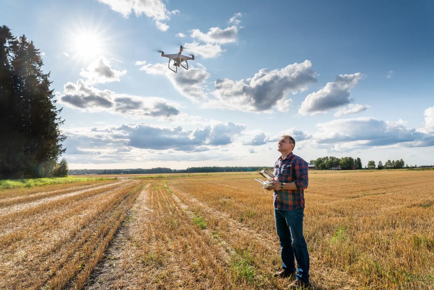 Kariniemen kotitila Katilan tila mies ja lennokki