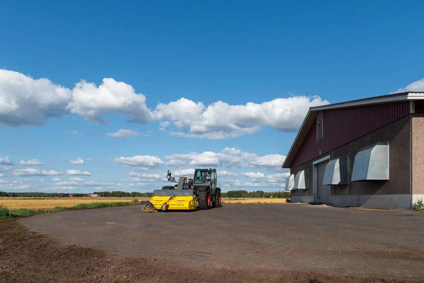 Kariniemen kotitila Katilan tila traktori ja kanala