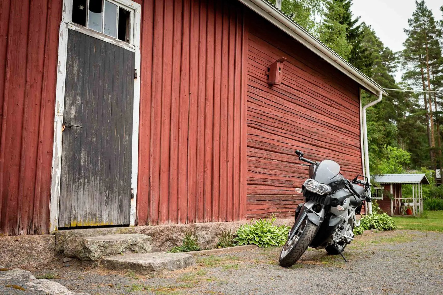 Kariniemen kotitila Kivimäen tila moottoripyörä kanalan edessä