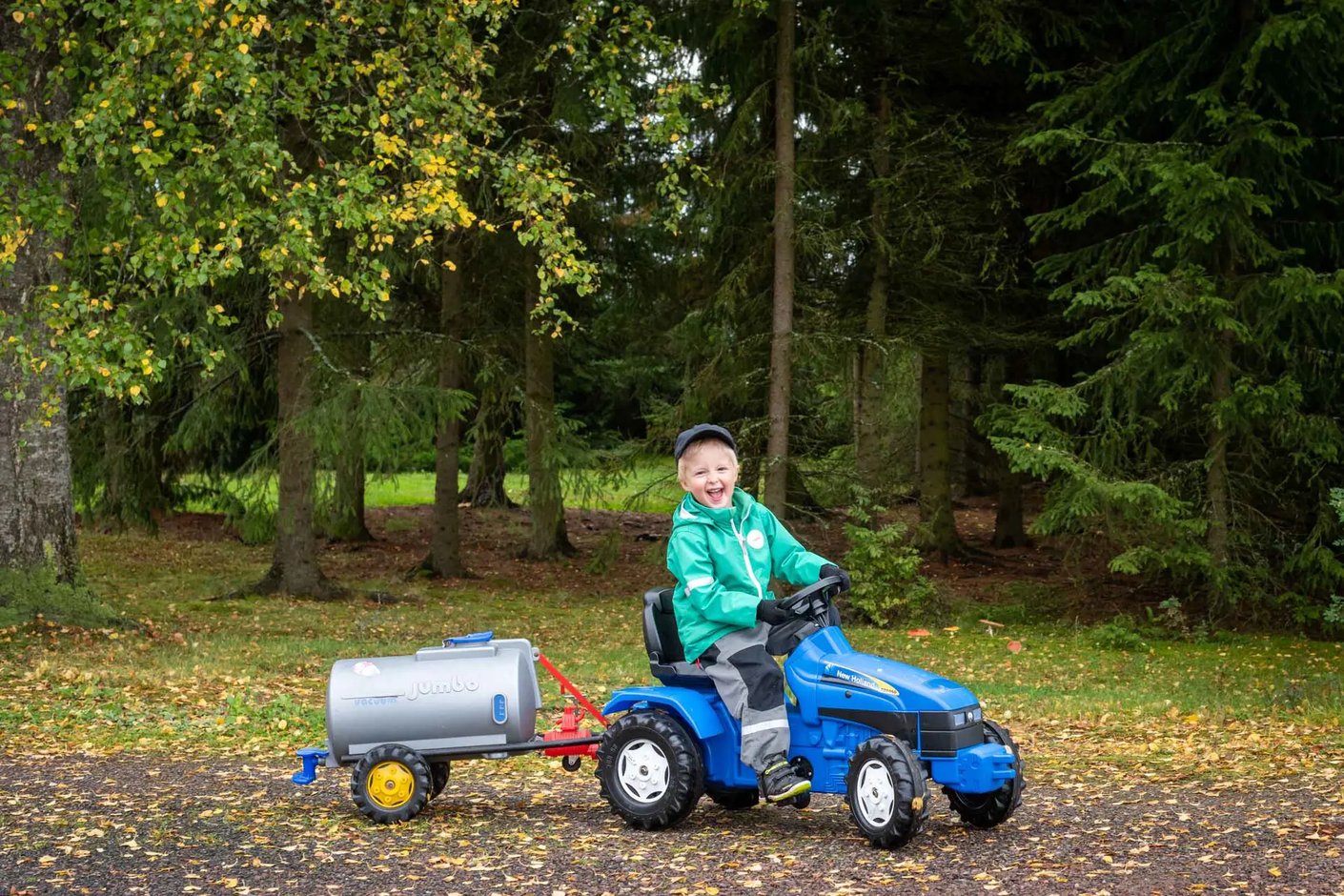 Kariniemen kotitila Luhtalan tila poika leikkiautossa