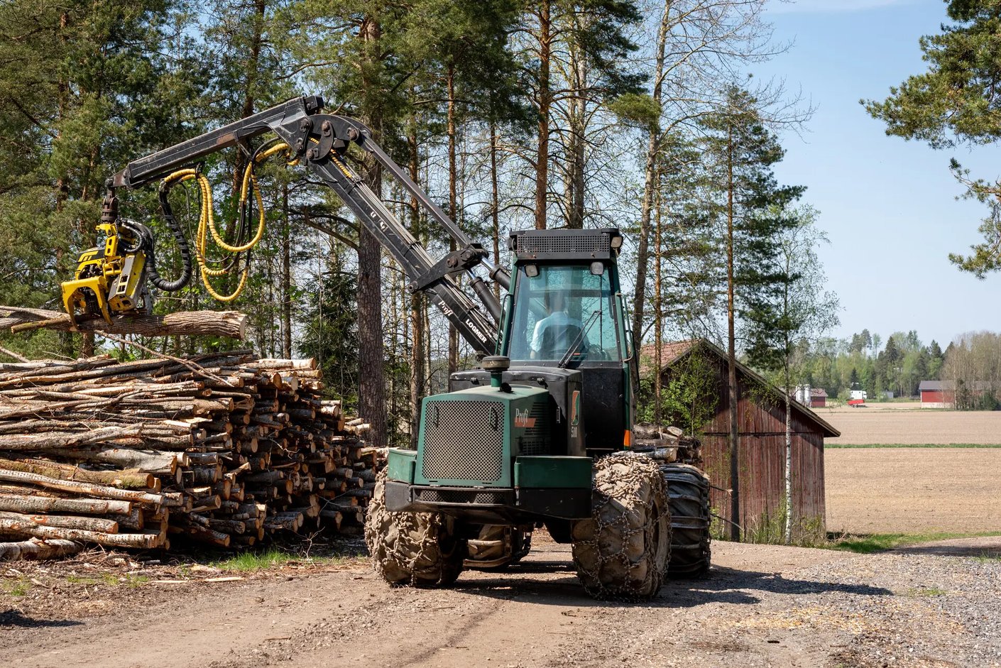 Kariniemen kotitila Peltolan tila traktori puita
