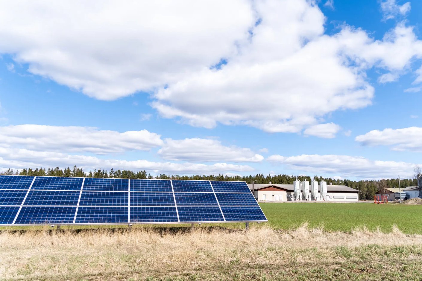 Kariniemen kotitila Sepän tila aurinkokennot pellolla