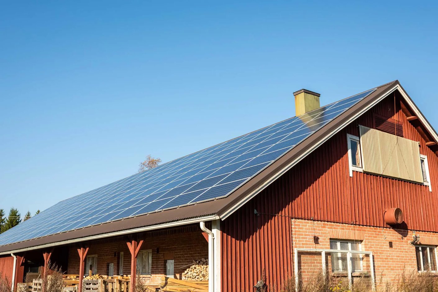 Kariniemen kotitila Tammen tila aurinkopaneelit kanalan katolla