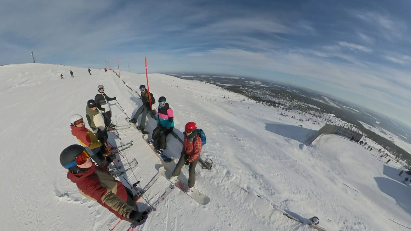 Kariniemen Kiiskin tila tilanpitäjät laskettelemassa
