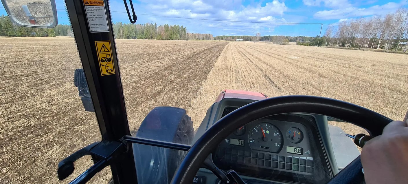 Kariniemen Kiiskin tila traktorinajoa