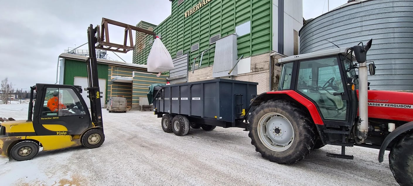 Kariniemen Kiiskin tila työkoneita pihalla