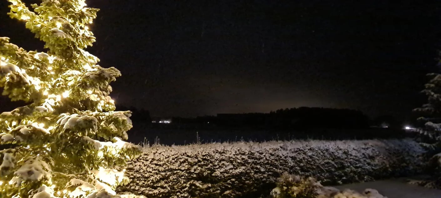 Kariniemen Kiiskin tila valaistu kuusi lumella