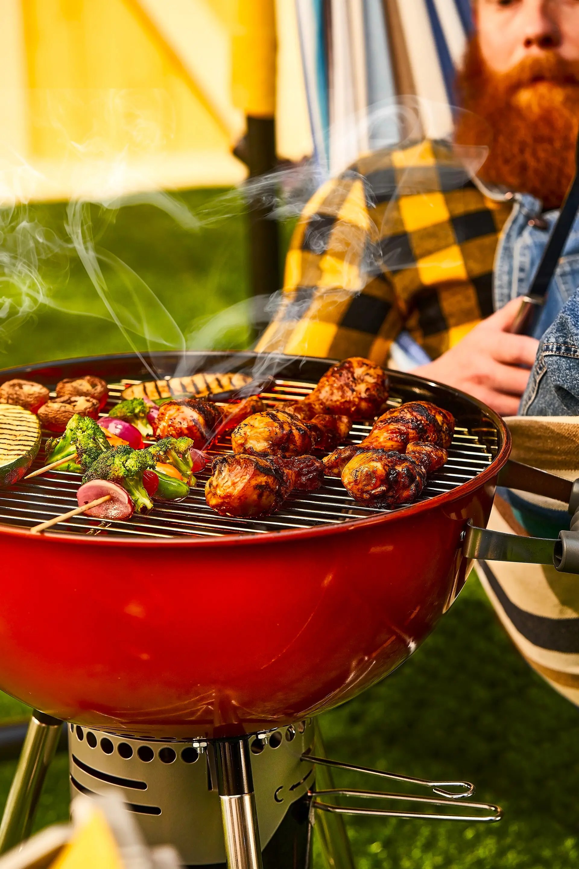kanansiipien ja vihannevartaiden grillausta pallogrillissä
