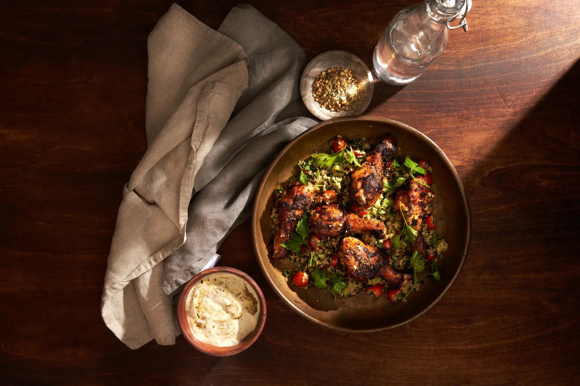 grillattuja kanan koipipaloja ja bulgursalaattia