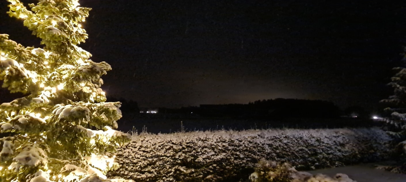 Kariniemen Kiiskin tila valaistu kuusi lumella